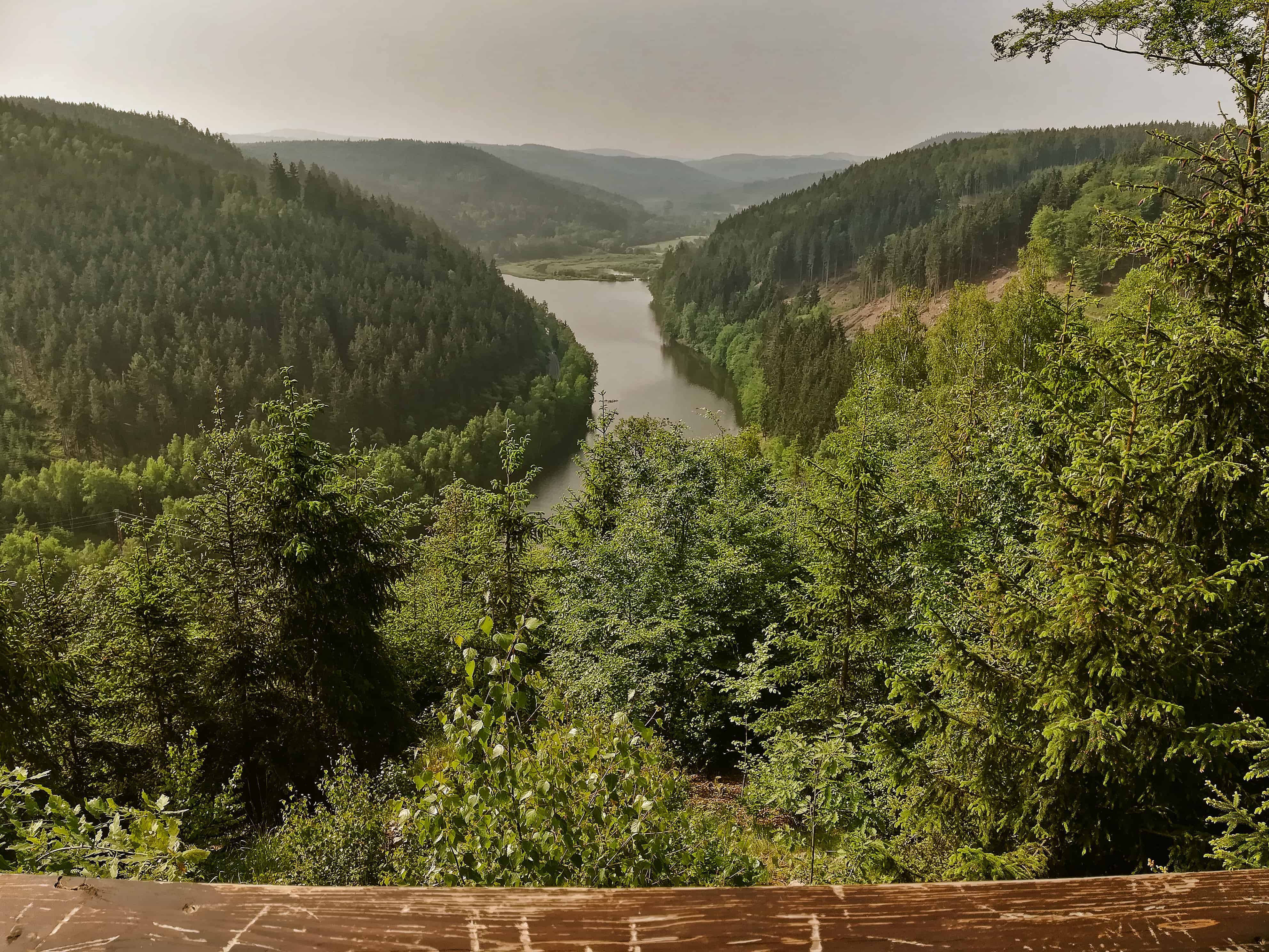 Výhled z Jungmannova altánu na přehradu Březová