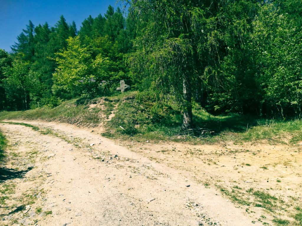 Smírčí kříž cestou na Jeskynní vyhlídku