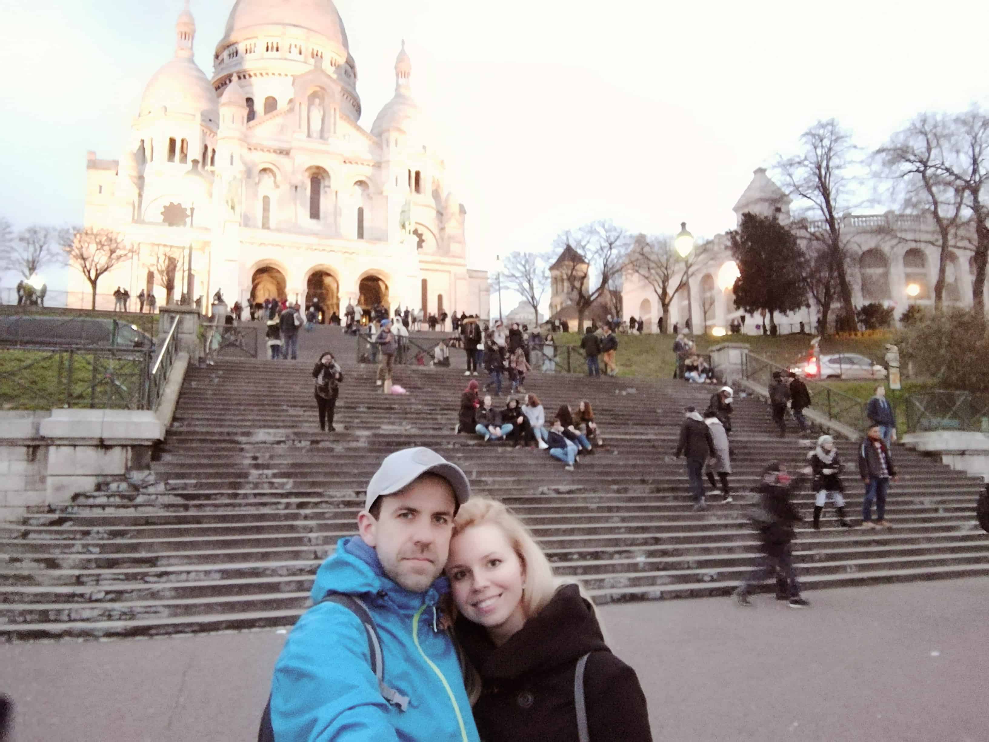 Osvícená bazilika Sacré Coeur v Paříži