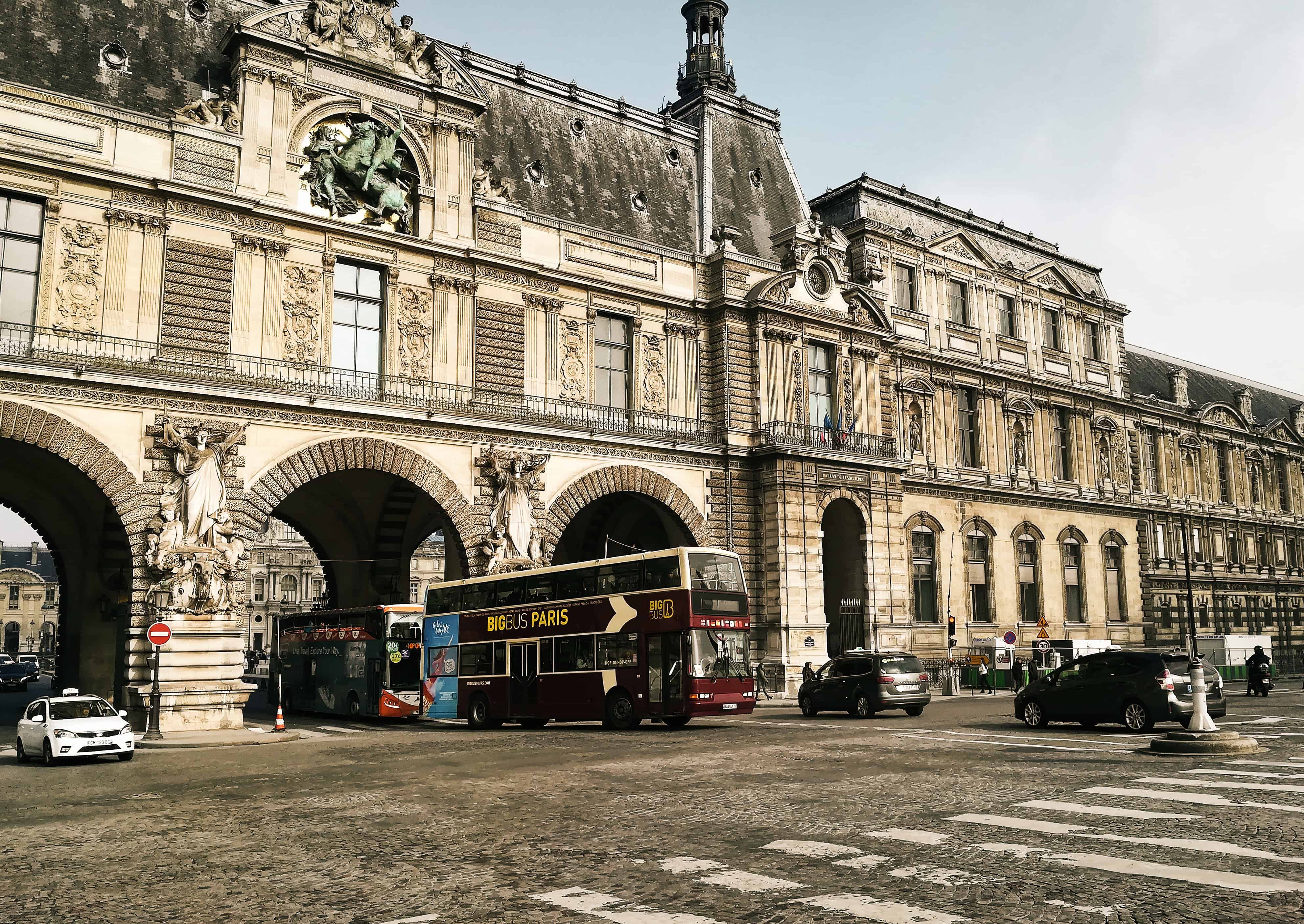 Cesta z muzea Louvre podél Seiny k Notre Dame