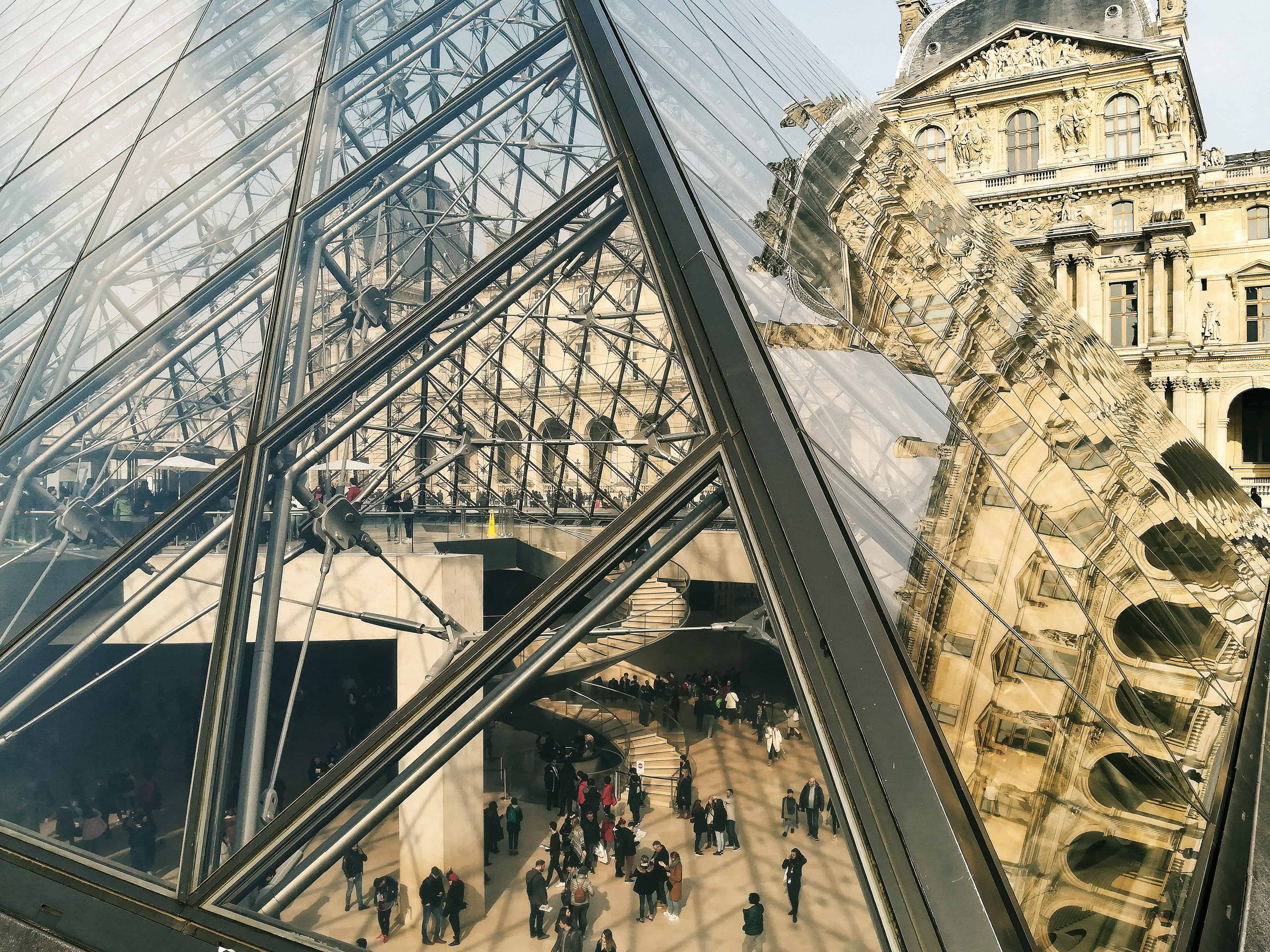 Pohled do skleněné pyramidy u Louvre.