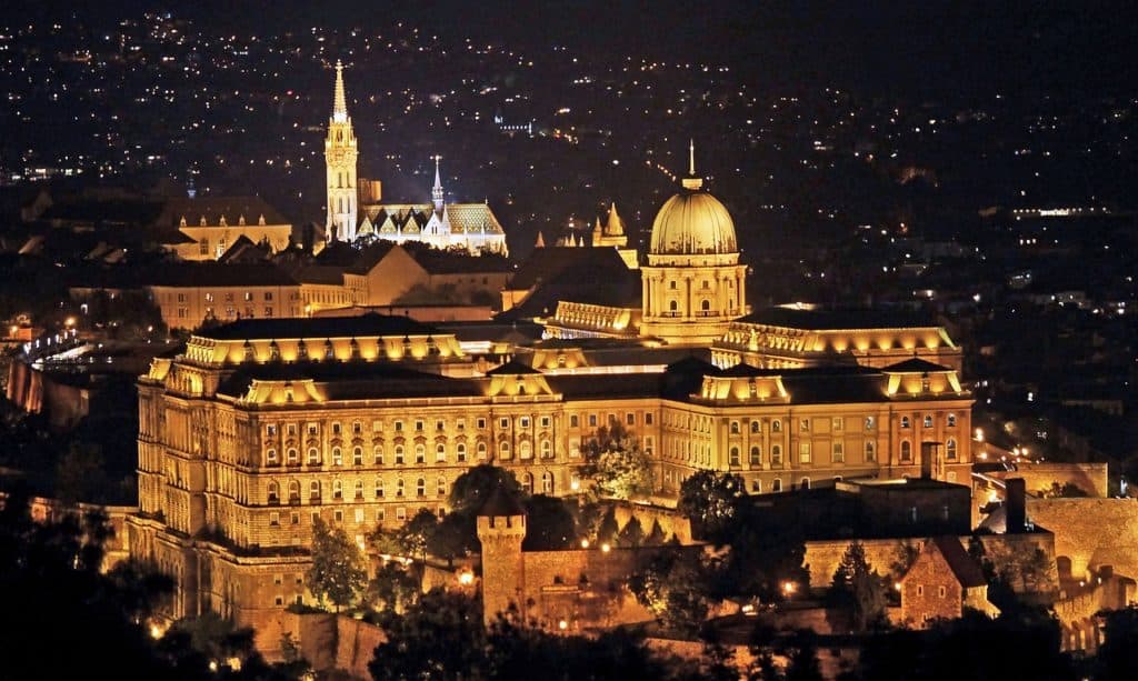 kam v Budapešti / Budínský hrad v noci