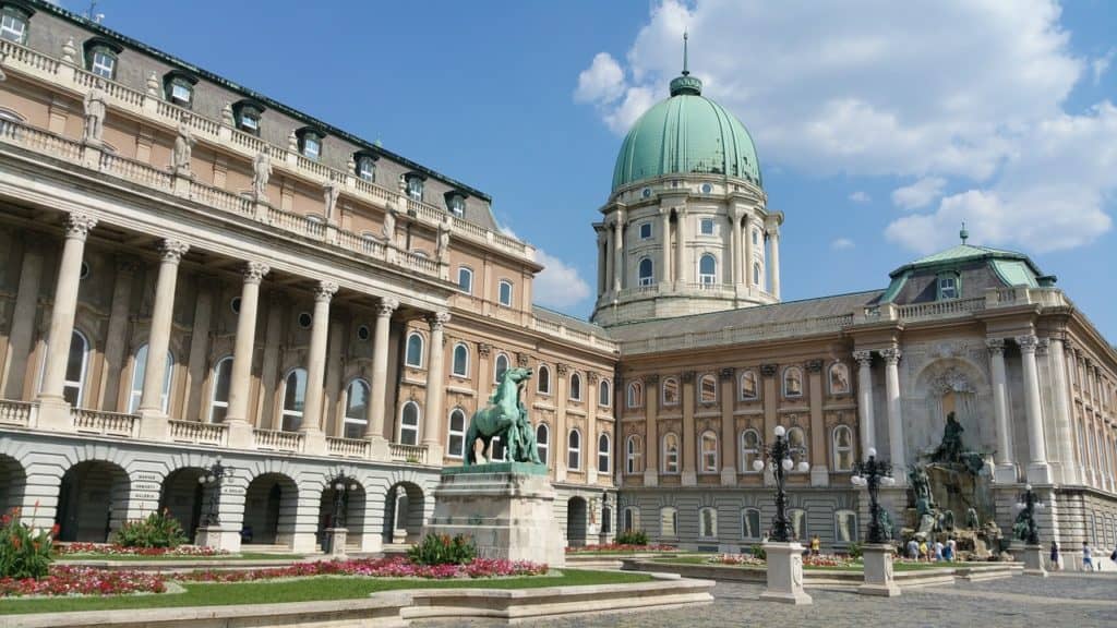 kam v Budapešti