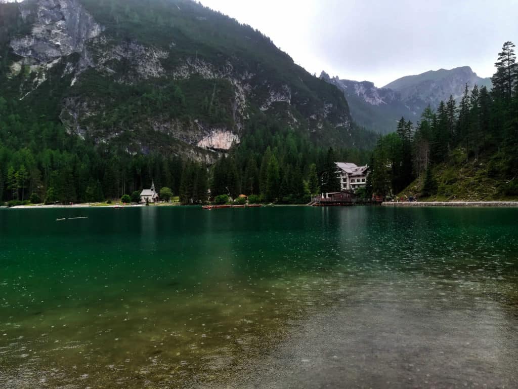 Výhled na kostelík a hotel Pragser Wildsee
