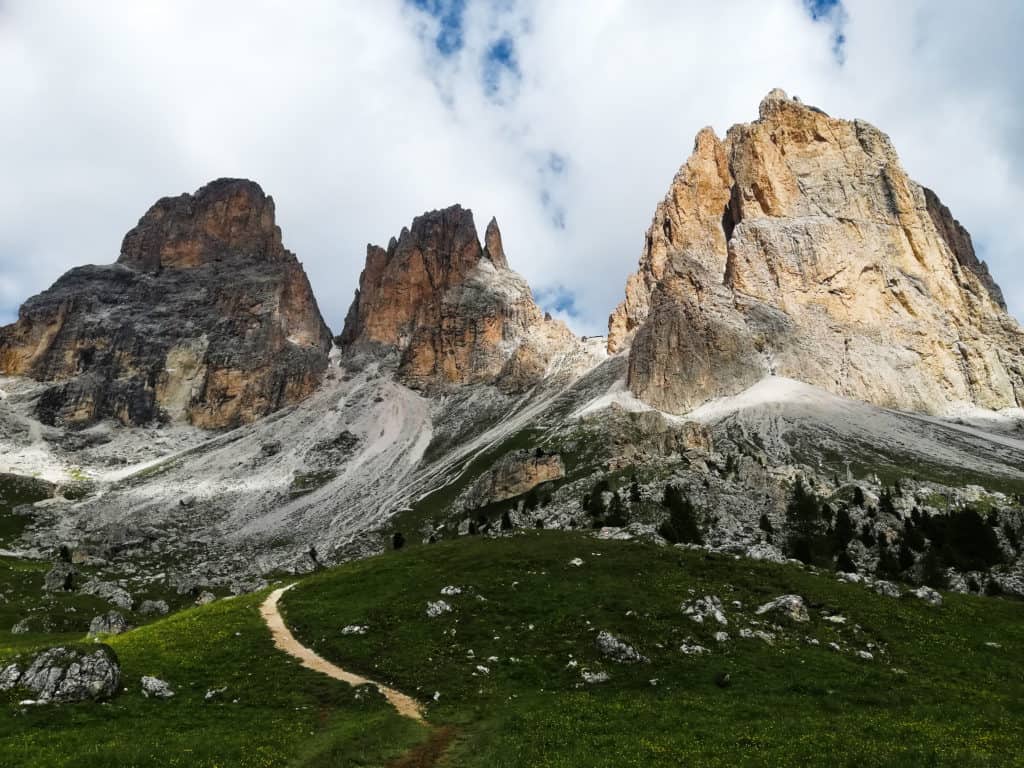 Passo Sella a Sasso Lungo vpravo / nejkrásnější místa v Dolomitech
