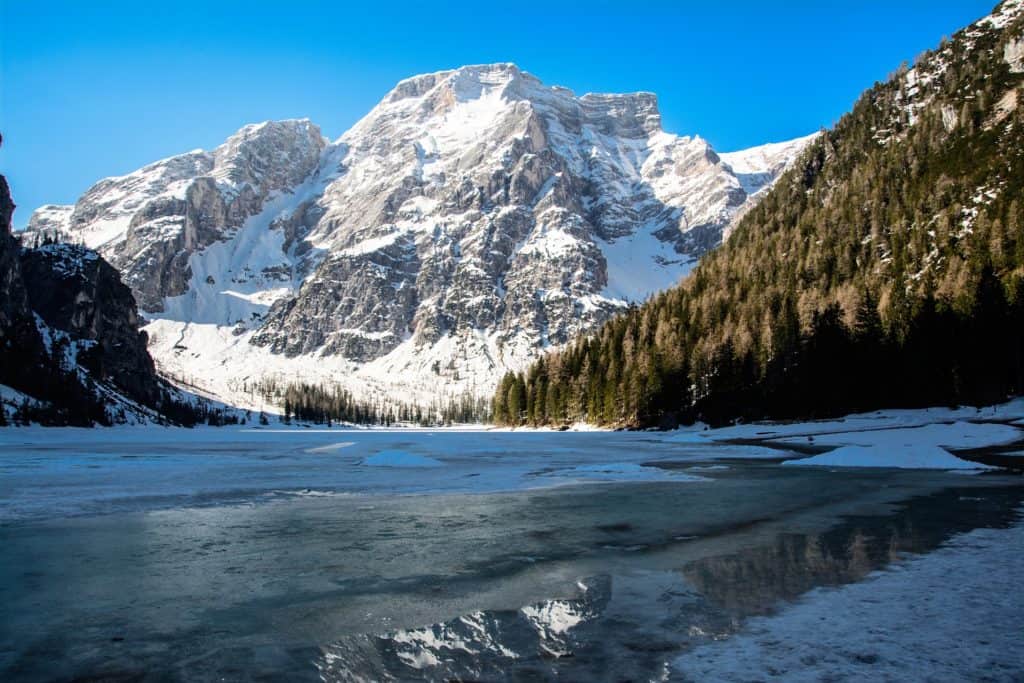 Lago di Braies v zimě