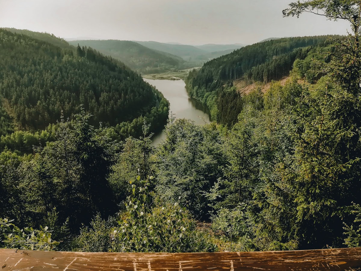 Výhled z Jungmannovy vyhlídky na přehradu Březová