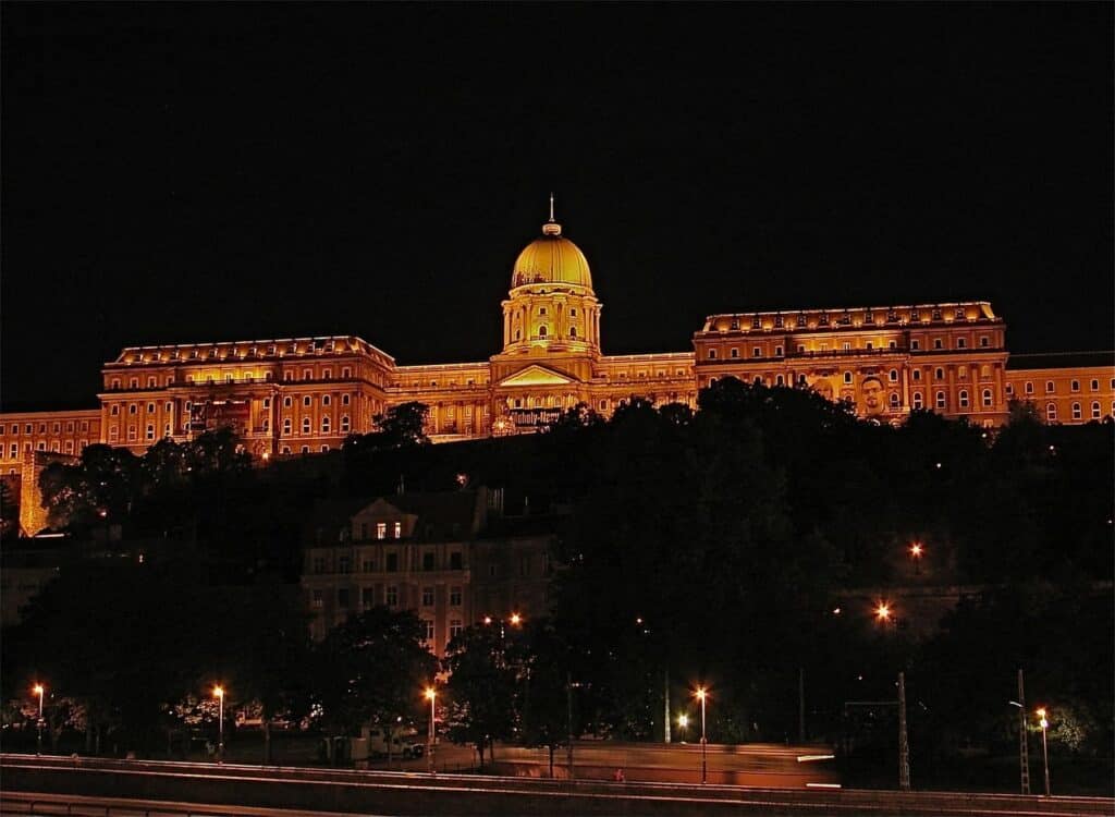 kam v Budapešti / Budínský hrad v noci