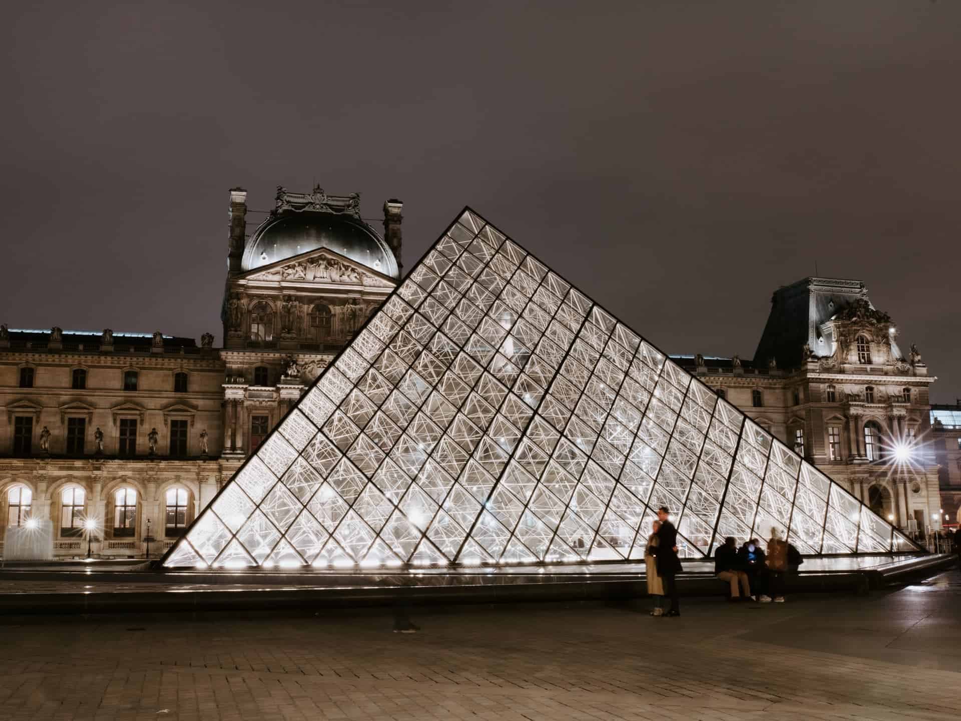 muzeum Louvre Paříž v noci