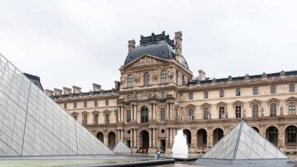 muzeum Louvre v Paříži