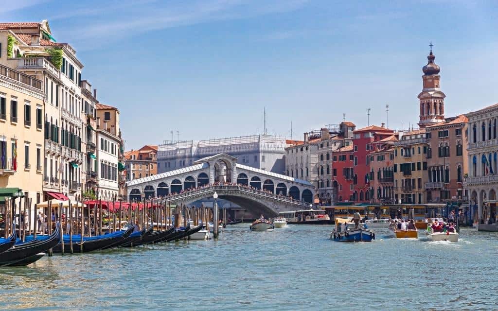 kam v Benátkách / památky v Benátkách / most Rialto 
