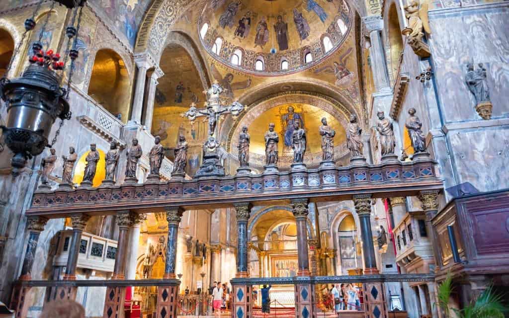 Das Innere des Markusdoms in Venedig  