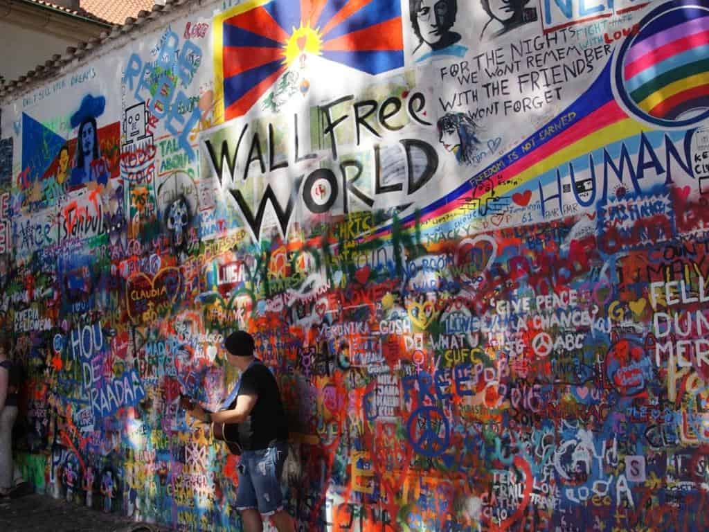 Lennonova zeď Malá Strana zajímavosti