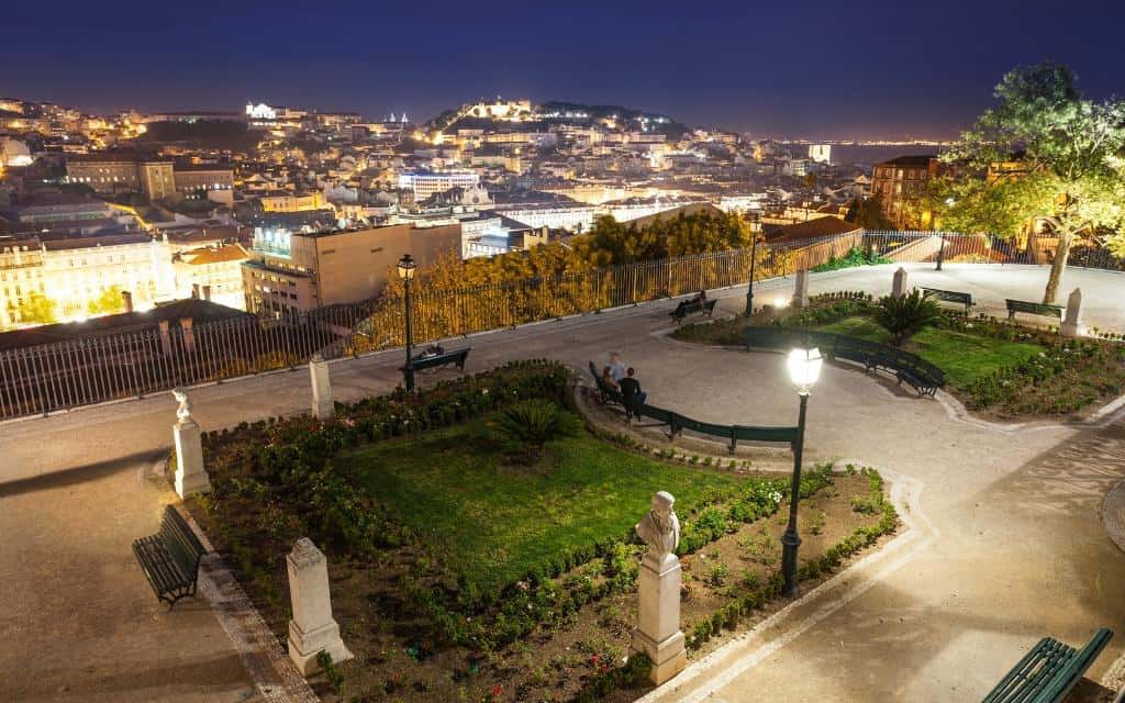 Miradouro de São Pedro de Alcântara / wo man den Blick auf Lissabon genießen kann