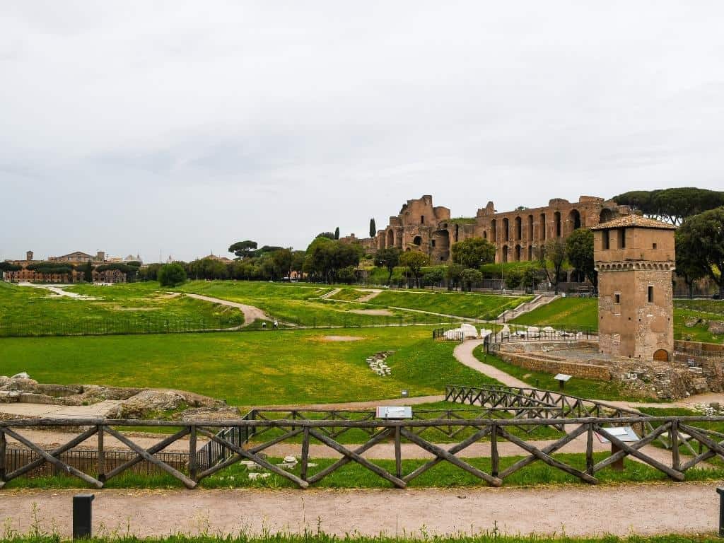 Circus Maximus a po pravé straně Palatinův pahorek 