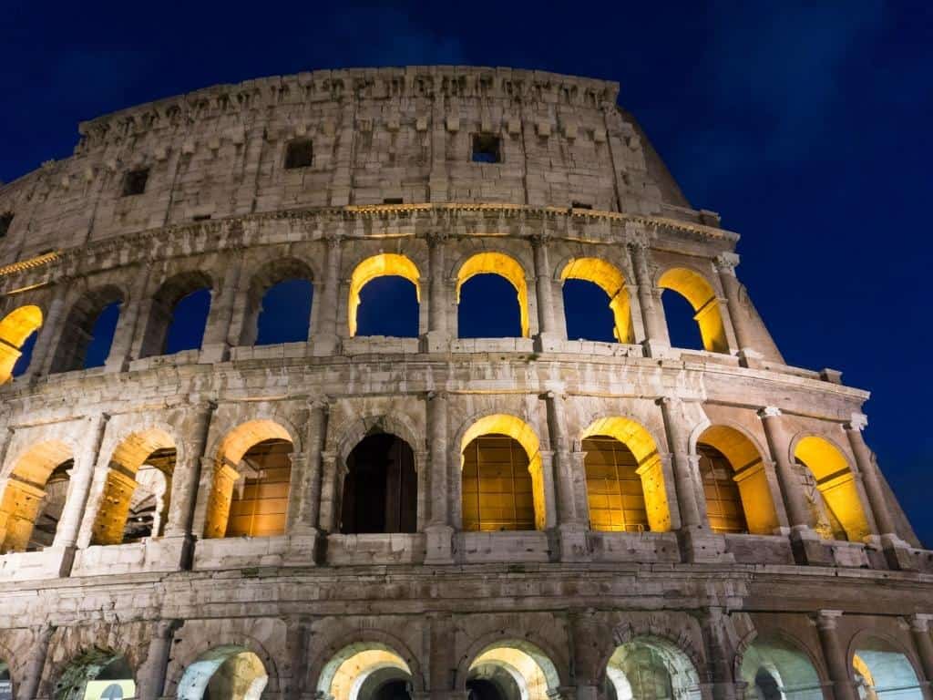 Colosseum pe timp de noapte