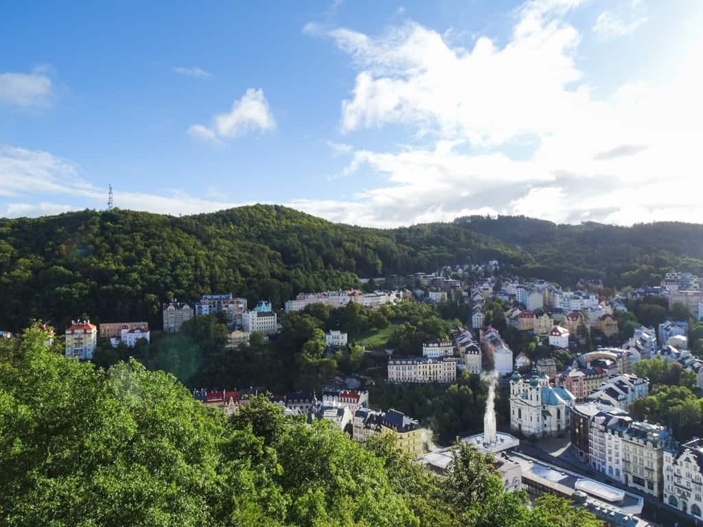 Blick von der Mayerschen Gloriette auf den Vřídlo und die Kurzone in Karlovy Vary / Was gibt es in Karlovy Vary zu sehen?