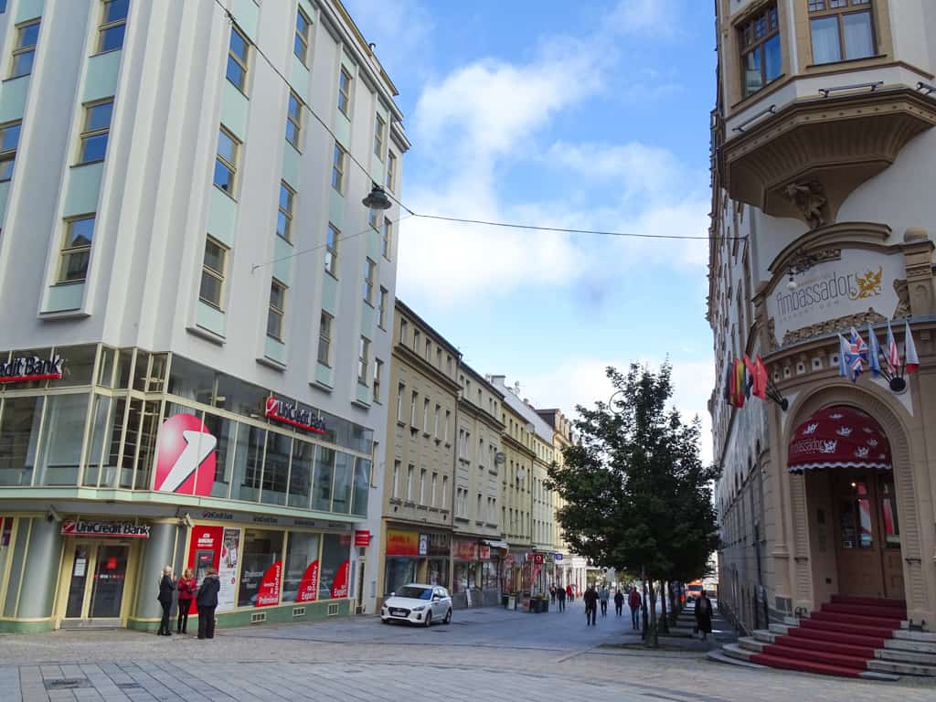 Roh Zeyerovy ulice a třídy T. G. Masaryka Karlovy Vary