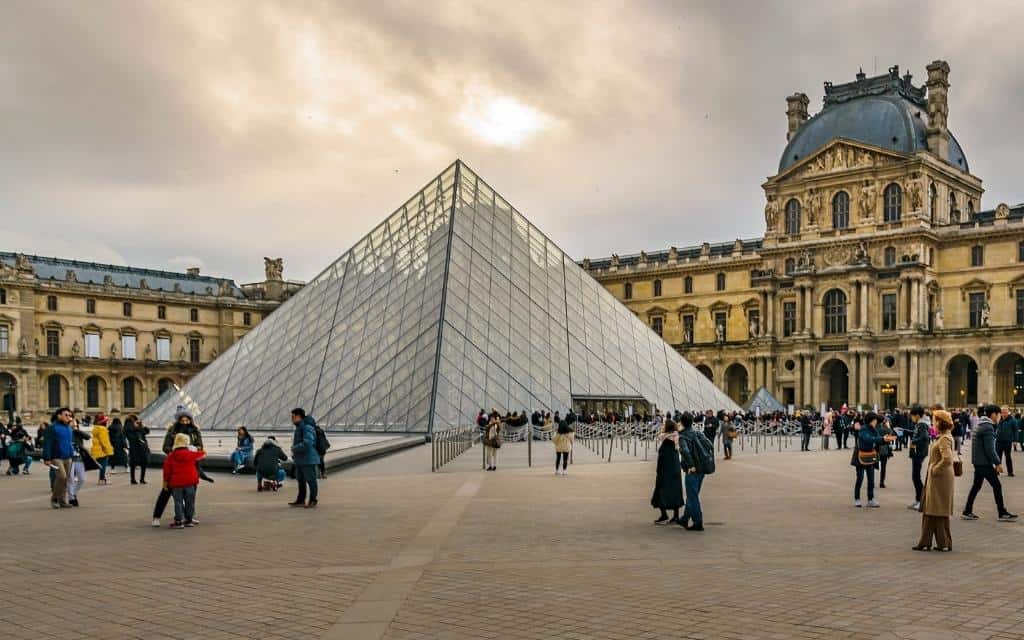 Muzeum Louvre fronta vstup Paříž