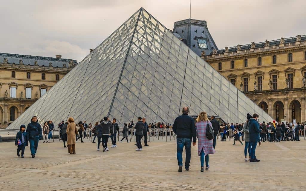 Pyramideneingang des Louvre-Museums in Paris