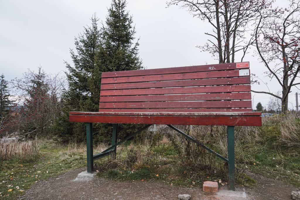 Vavřincova lavička v Horní Blatné při cestě k Vlčím jámám