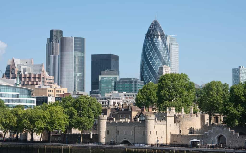 Tower of London und Gherkin-Wolkenkratzer / London an einem Tag-Rundgang