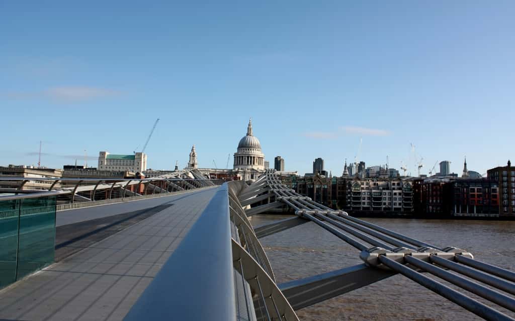 Millennium-Brücke und St. Paul in der City of London / London an einem Tag