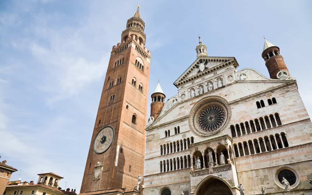 Katedrála a věž Torrazzo di Cremona / kam v Lombardii