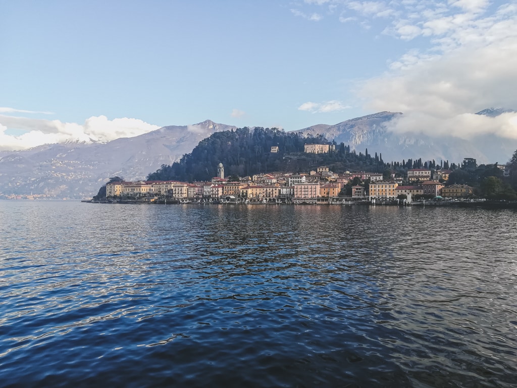 Pohled na Bellagio z trajektu / Lago di Como / co navštívit u Lago di Como
