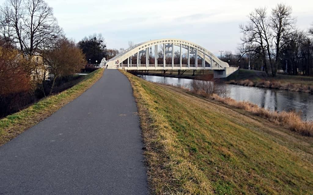 Most Sokolských hrdinů na cyklostezce podél Olše Karviná