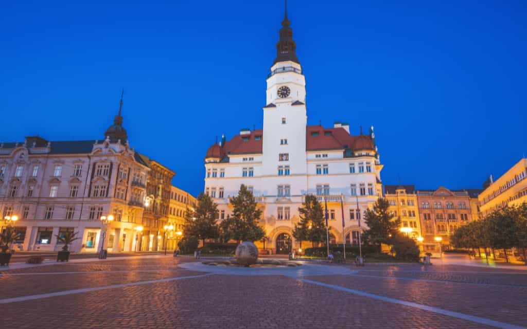 Horní náměstí s kostelem Panny Marie Bezbolestné Opava / co navštívit v Moravskoslezském kraji