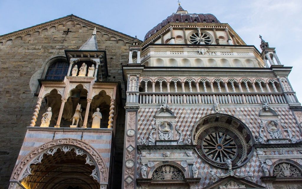 Die Basilika Santa Maria Maggiore auf der linken Seite und die Colleoni-Kapelle auf der rechten Seite