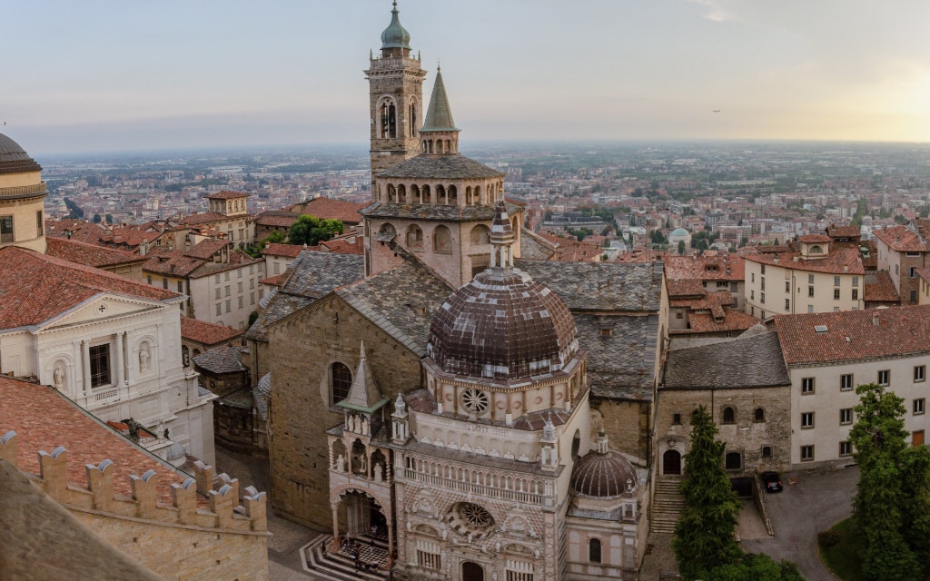 Výhled z Campanone Bergamo - zleva: Duomo, bazilika Santa Maria Maggiore, kaple Colleoni a za nimi Città Bassa