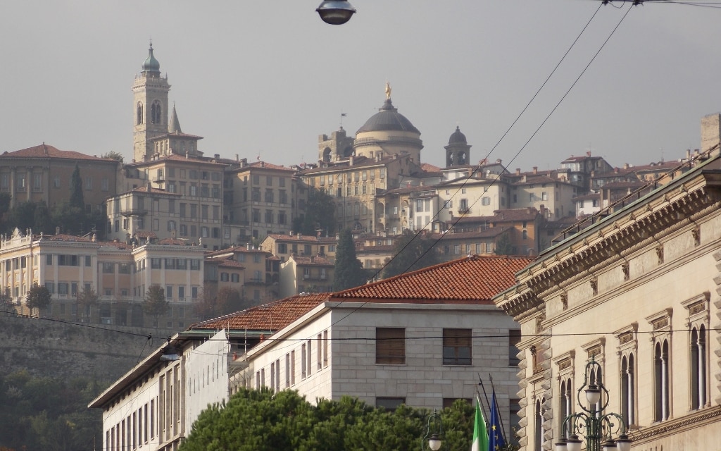 Pohled ze Città Bassa na Città Alta Bergamo