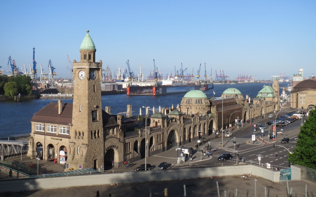 Pohled na Landungsbrücken z vyhlídky Hamburg