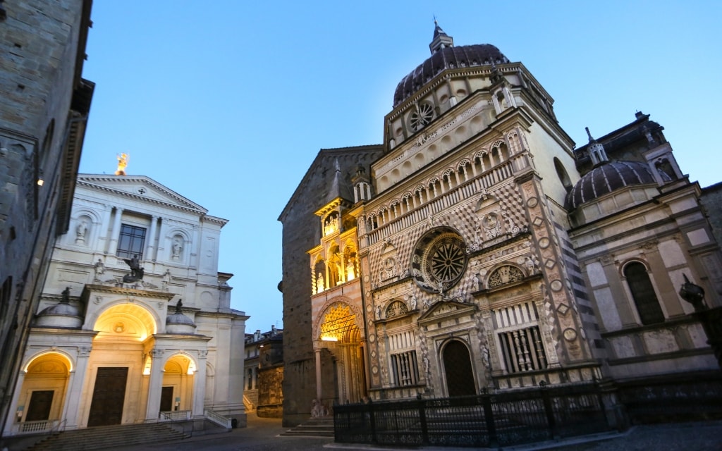Piazza Duomo na večer - zleva: Duomo, bazilika Santa Maria Maggiore, kaple Colleoni