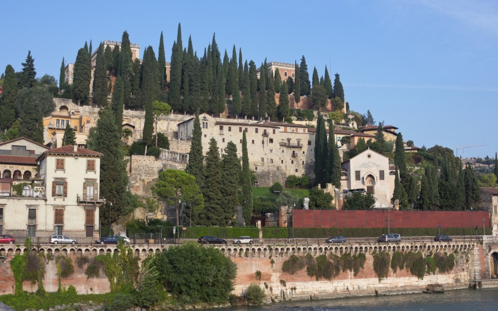 Castel San Pietro auf dem Hügel von San Pietro