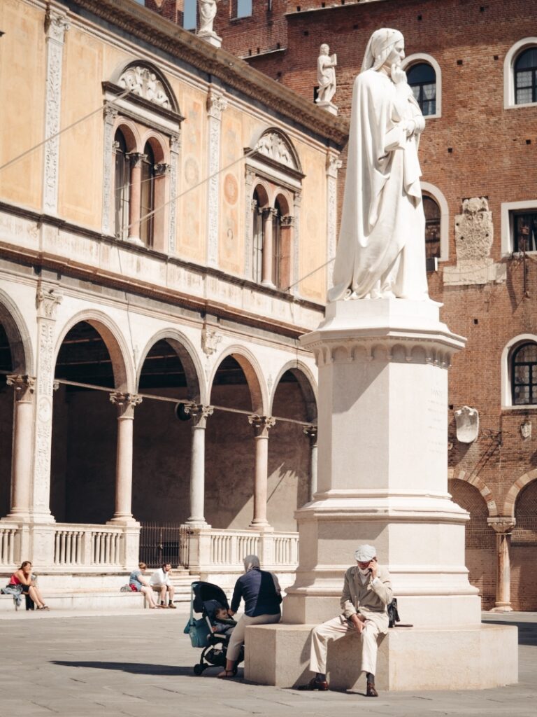 Statue of Dante in Piazza dei Signori