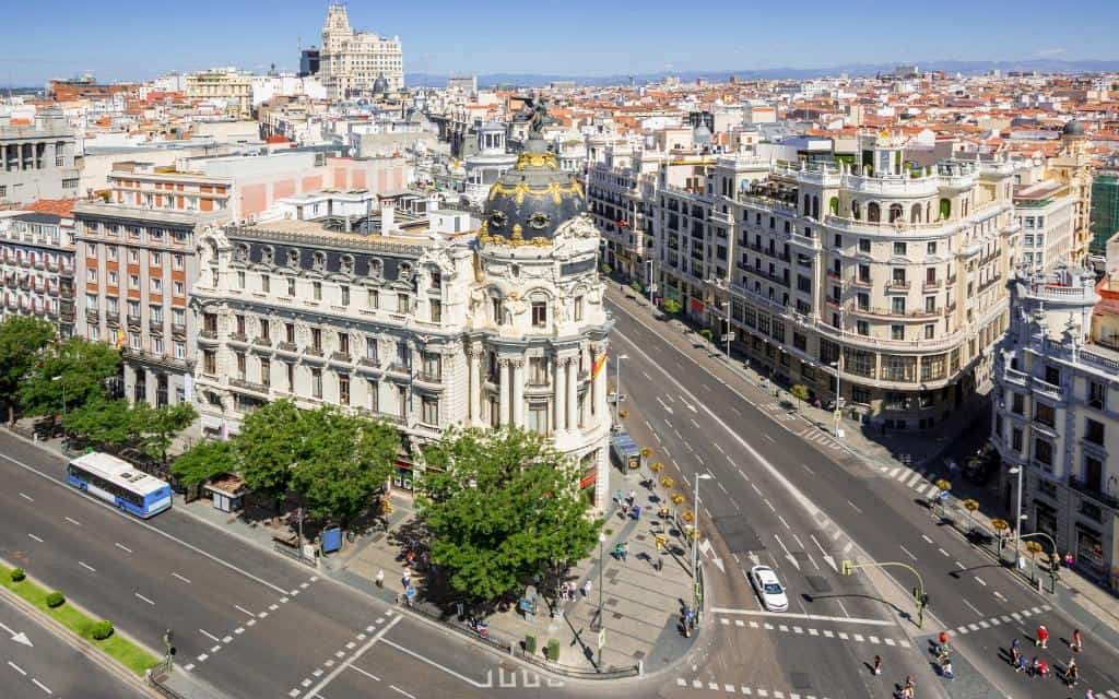 Hlavní třída Gran Vía v Madridu / nejkrásnější města ve Španělsku