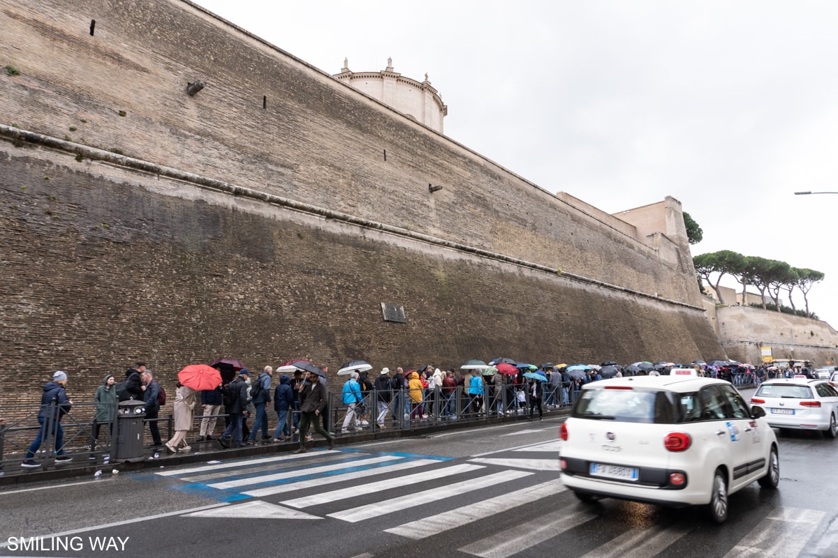 fronta na lístky do Vatikánských muzeí v dubnu uprostřed týdne - vstup je až za rohem vlevo.