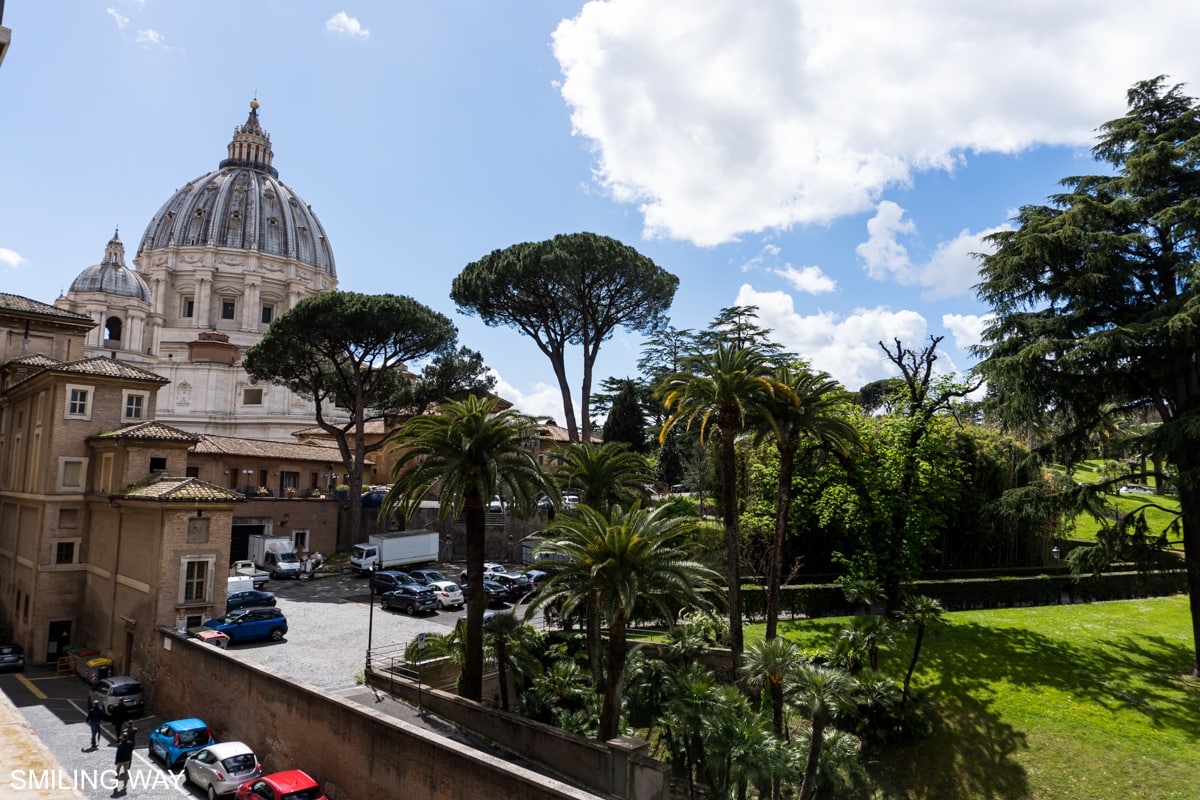 Výhled z Vatikánských muzeí na Vatikán a baziliku svatého Petra