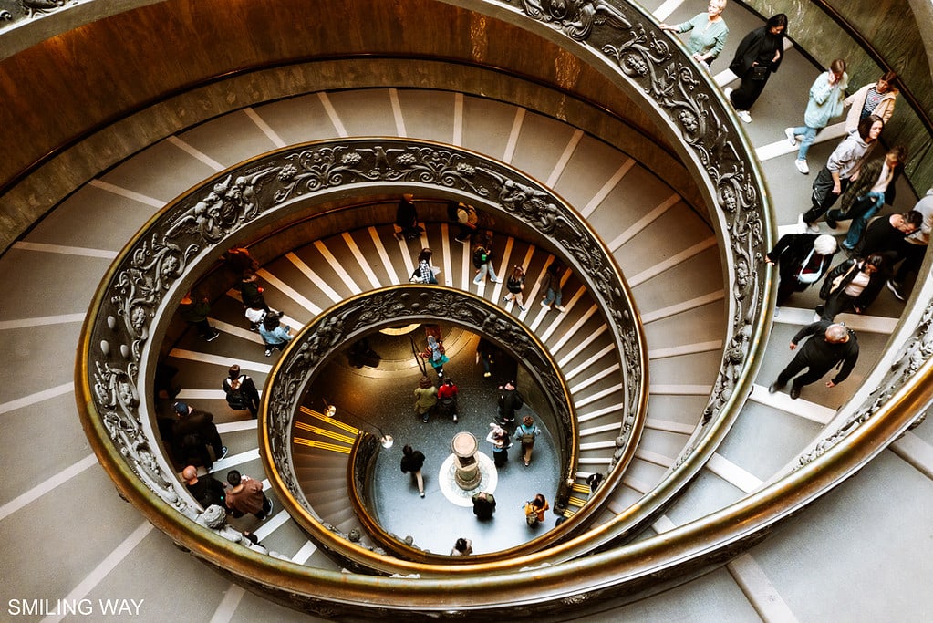 Závěrečné točité schodiště ve Vatikánských muzeích