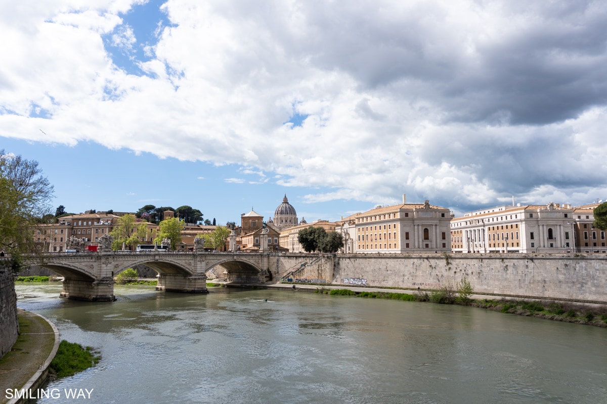 Kopule baziliky svatého Petra při pohledu z Andělského mostu Řím