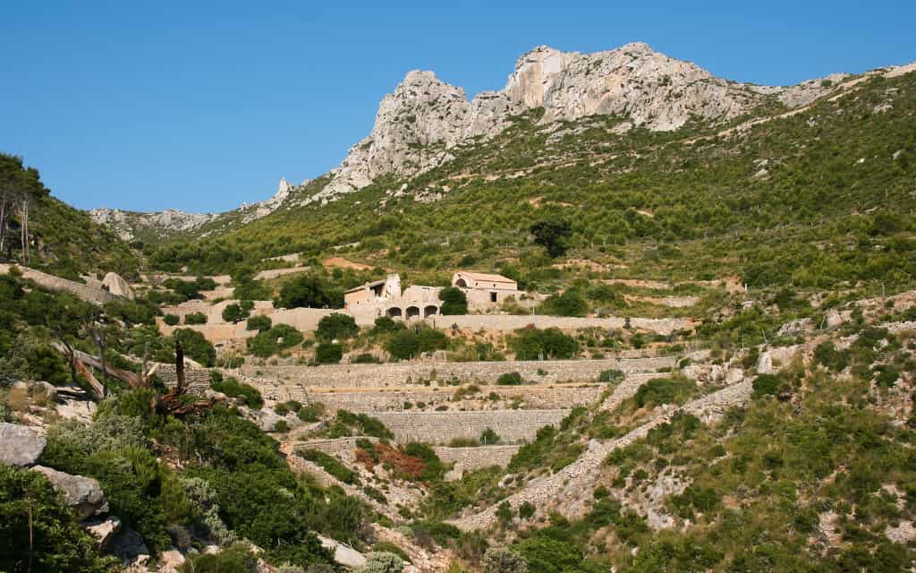 Na obrázku je bývalý klášter La Trapa na Mallorce ve Španělsku. 