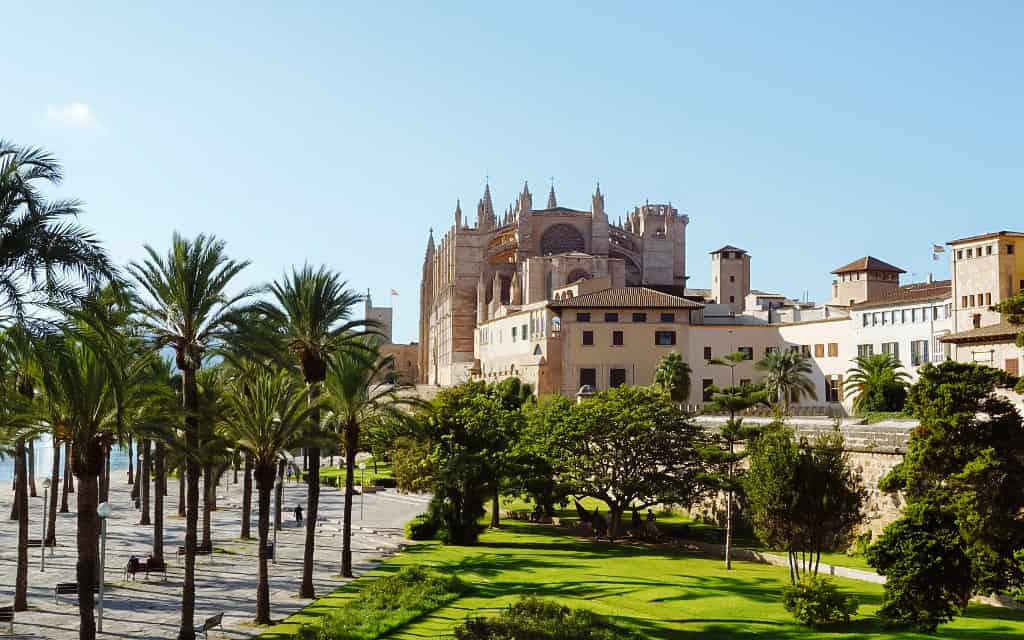 Parque del Mar s výhledem na katedrálu Le Seu v Palma de Mallorca