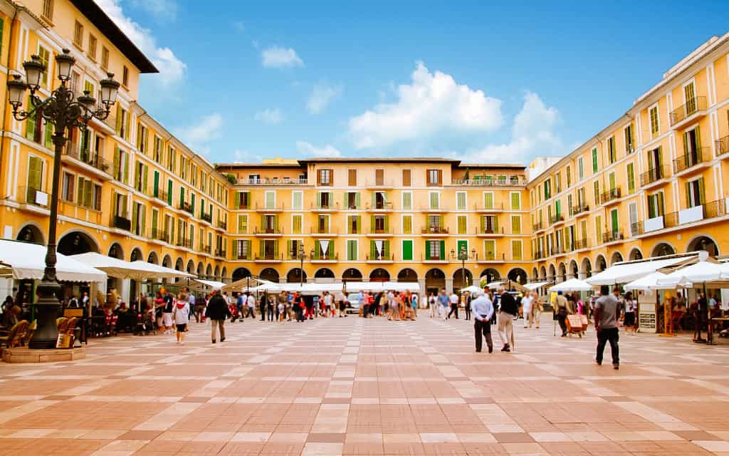 pohled na náměstí Plaza Major ve starém městě v Palma de Mallorca