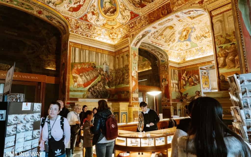 Prodejna suvenýrů ve Vatikánských muzeích