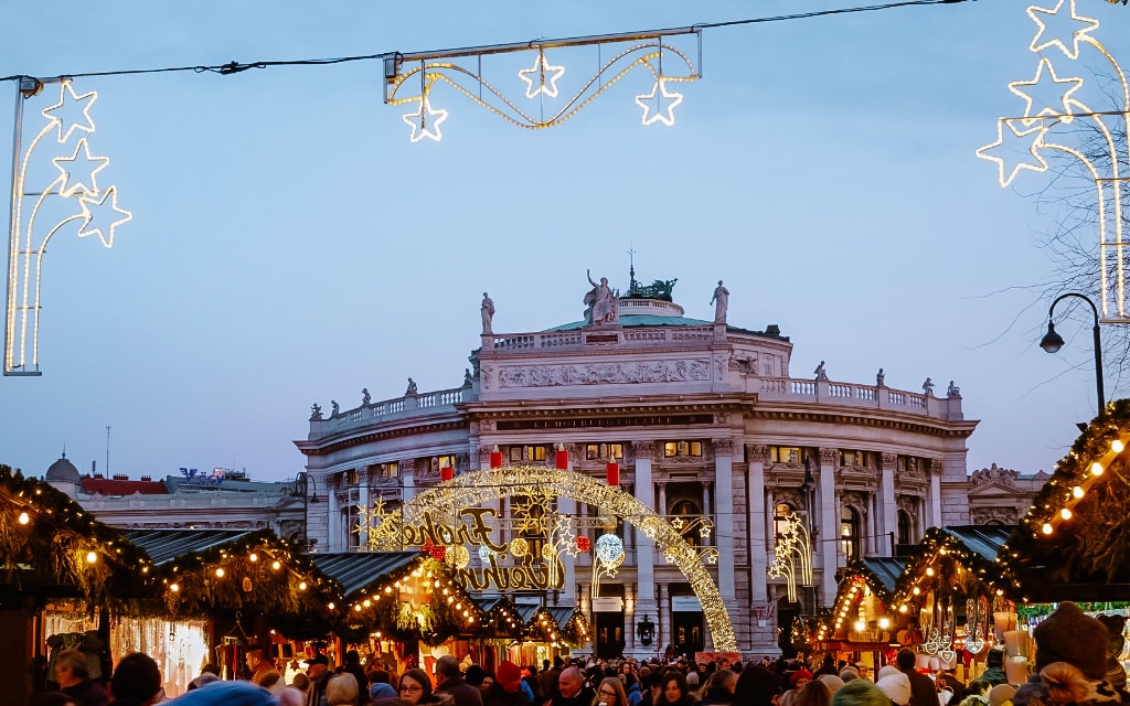 Vánoční trhy na Rathausplatz před radnicí Vídeň
