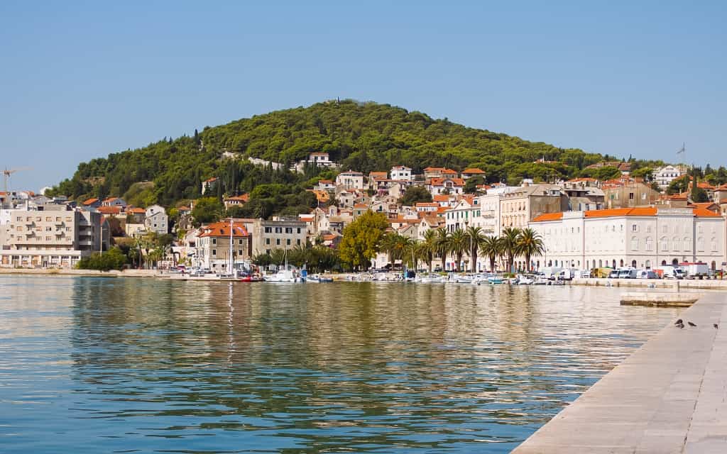 Pohled na vrch Marjan z mola u promenády Riva - přístav Split, Chorvatsko
