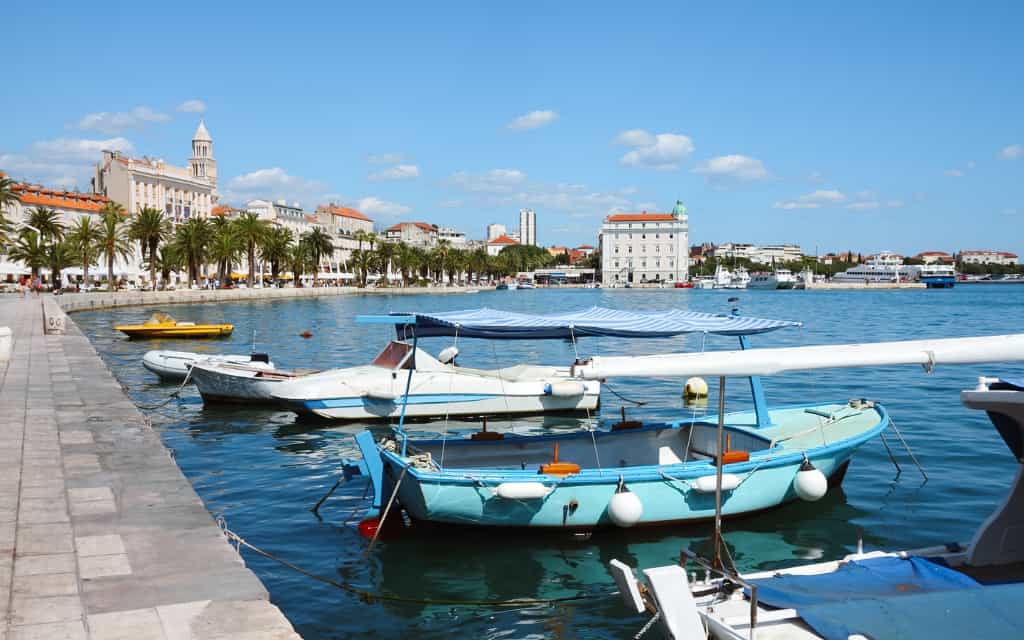 pohled z přístavu na promenádu Riva ve Splitu